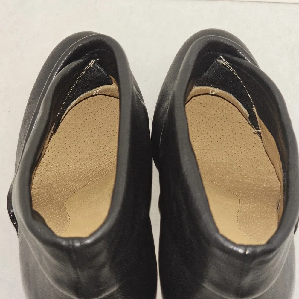 NWOB Sofft Freeda Black Leather Foldover  Slip On Heeled Ankle Booties  Sz 9.5